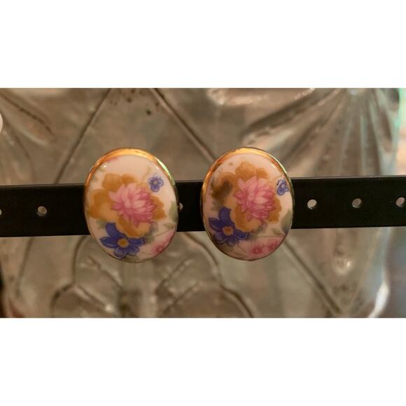 Vintage Porcelain Floral Motif Brooch with Screw Back Earrings - Picture 3 of 7